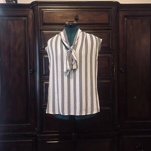 NY&CO Sleeveless Black and White Pussybow Blouse